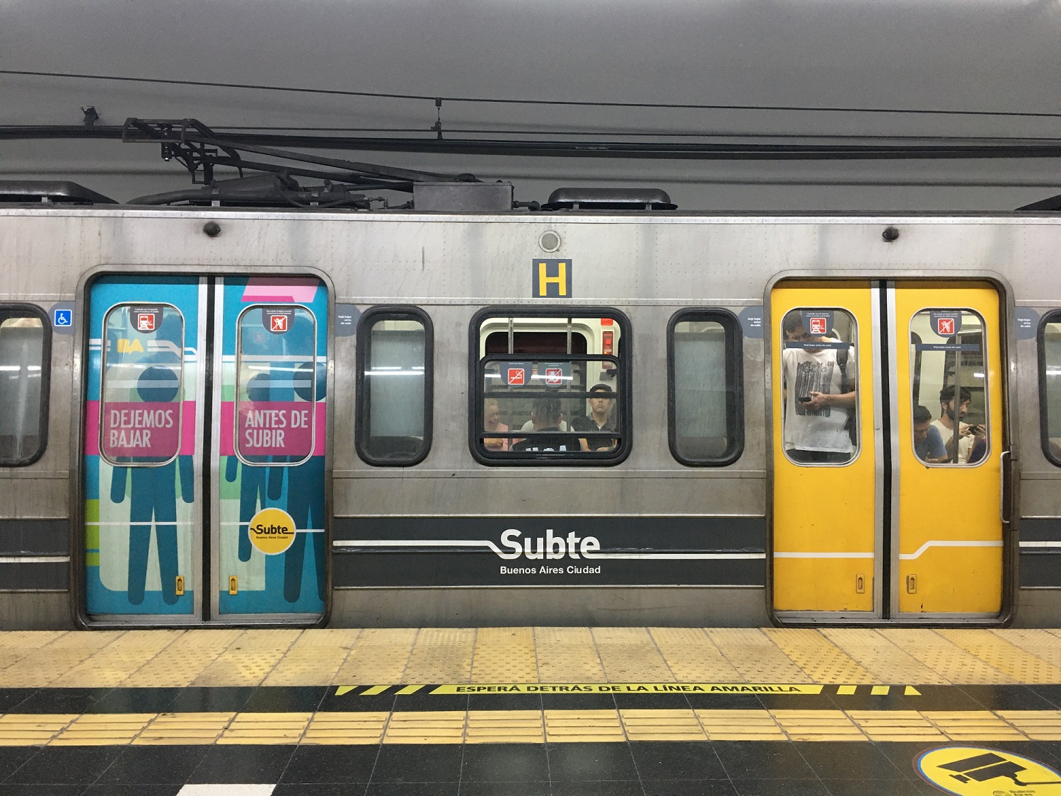 Com o barulho dos vagões, a música vai incomodar você? Ensaio sonoro de música de rua no metrô de Buenos Aires