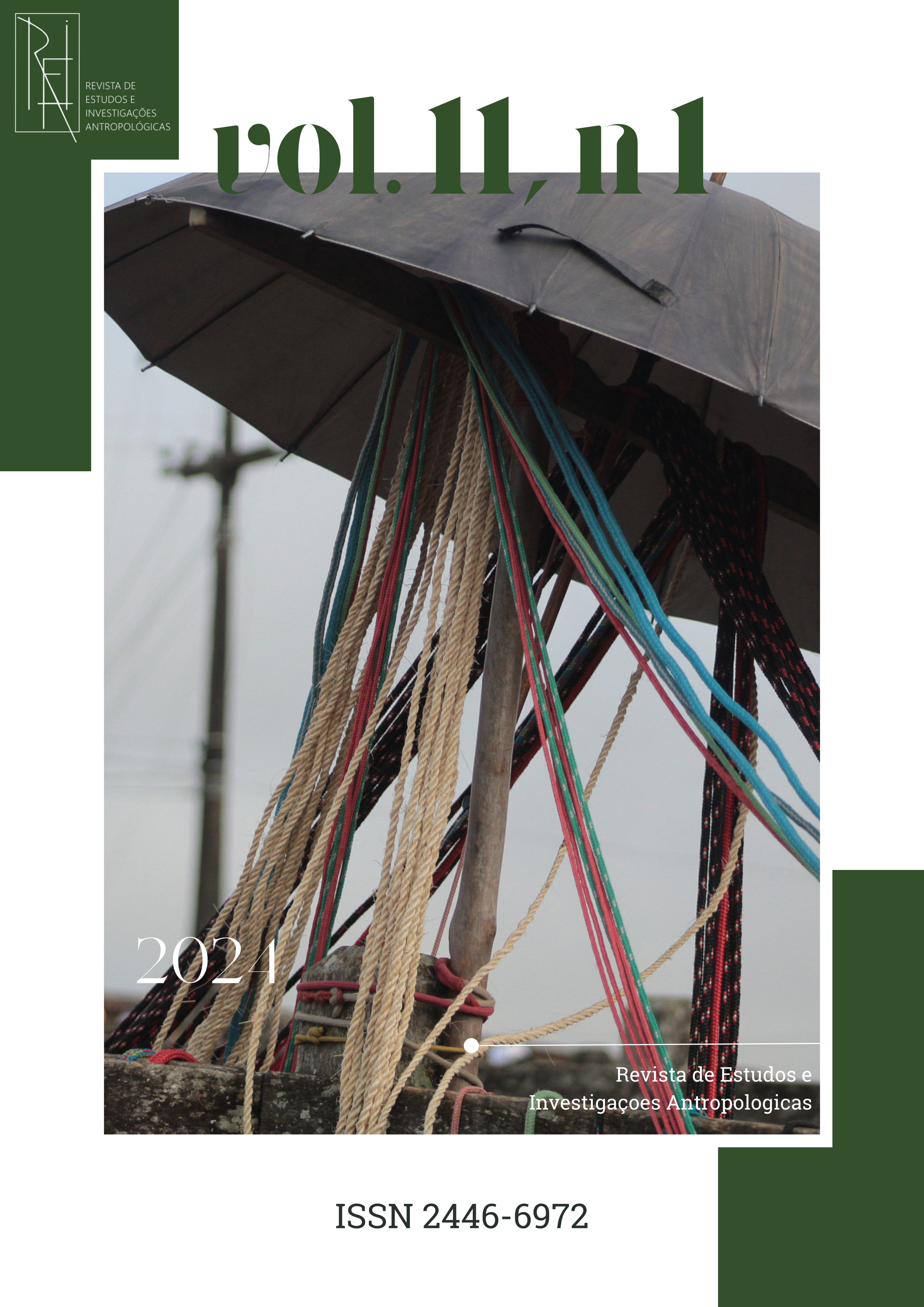Capa do Volume 11. Fotografia da capa: "Cordas na feira de Gado de Capoeiras-PE ou a teia que une os povos no Agreste", de Alexandre Teixeira. Descrição da imagem: Fotografia de um ambiente externo, durante o dia. Na margem superior direita, um guarda-chuva aberto, na cor preta, apoiado numa pilastra, da qual pedem cordas finas nas cores bege, azul e vermelho, envoltas, na margem inferior, de uma estrutura de concreto. Ao fundo, um poste de iluminação pública.